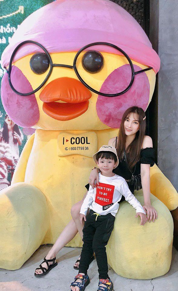 Thu Thủy cùng chồng trẻ đưa Henry đi dự lễ khai giảng