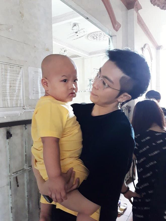 Tim sơn móng tay đen nữ tính, Gil Lê xuất hiện lần đầu sau tin hẹn hò