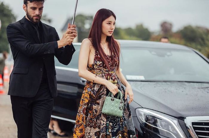 'Tình đầu quốc dân' Suzy gây sốt khi ăn mặc sexy lấp ló vòng một