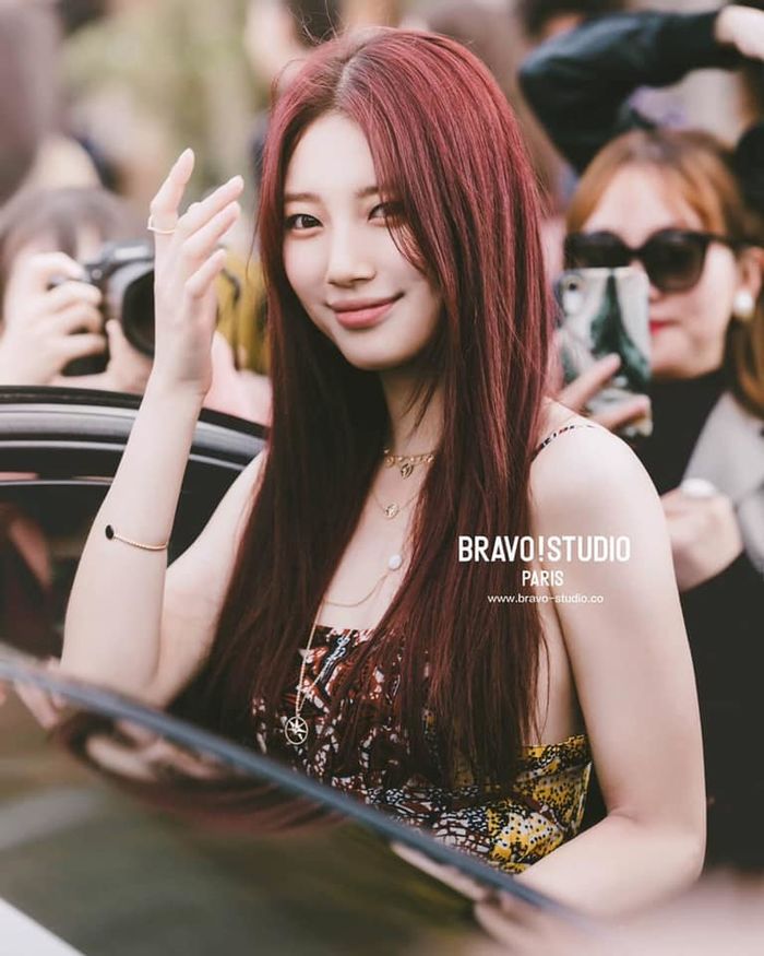 'Tình đầu quốc dân' Suzy gây sốt khi ăn mặc sexy lấp ló vòng một