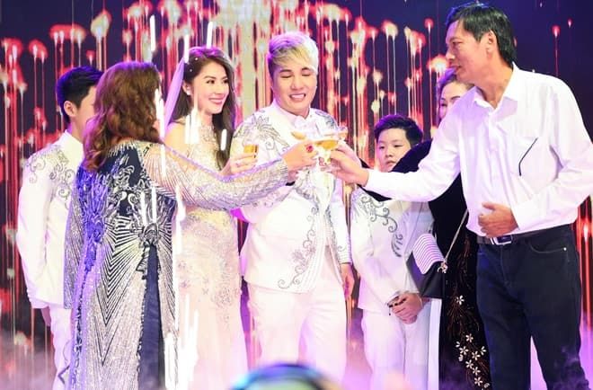 Toàn cảnh lễ cưới sau 17 năm bên nhau của Lâm Chấn Khang và bạn gái