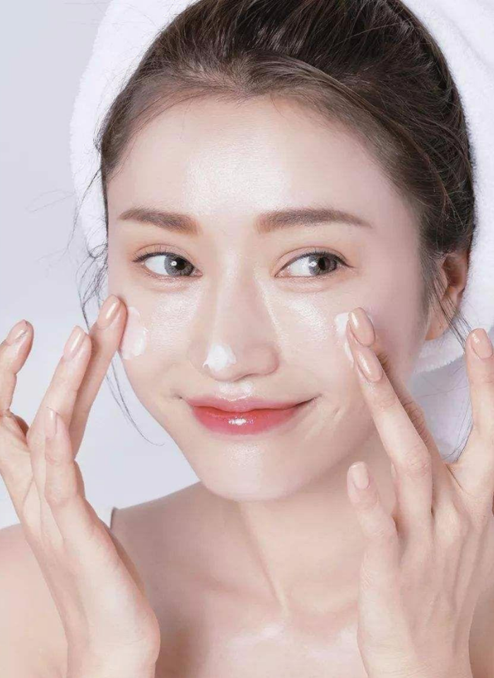 Con gái 20 tuổi hãy chọn cách skincare cơ bản nhất là chọn sửa rửa mặt