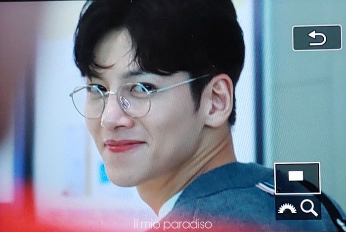 Trọn bộ ảnh Ji Chang Wook đẹp trai hết nấc tại sân bay sang Việt Nam