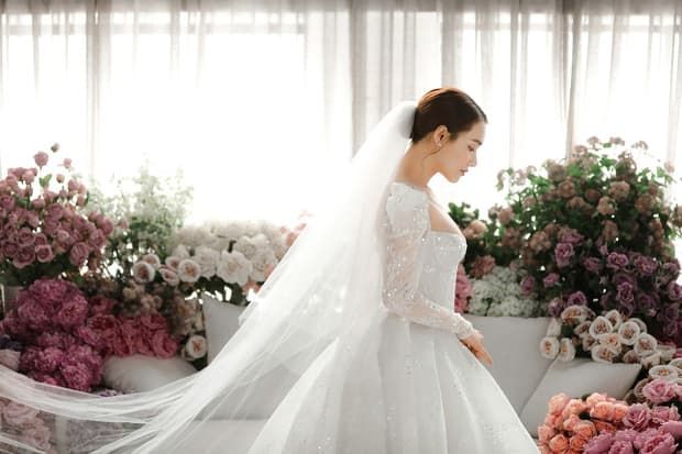 Trọn bộ ảnh kỉ niệm ngày cưới khoe sắc vóc đỉnh cao của Nhã Phương