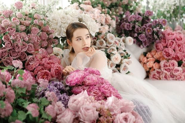 Trọn bộ ảnh kỉ niệm ngày cưới khoe sắc vóc đỉnh cao của Nhã Phương
