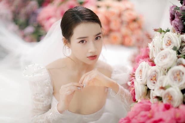 Trọn bộ ảnh kỉ niệm ngày cưới khoe sắc vóc đỉnh cao của Nhã Phương