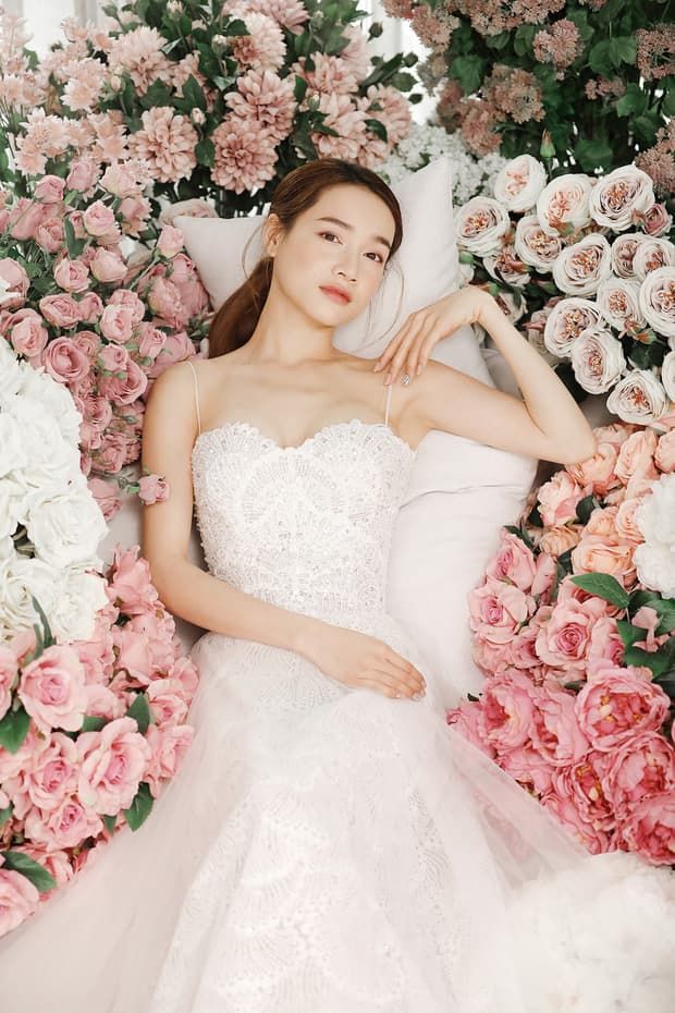 Trọn bộ ảnh kỉ niệm ngày cưới khoe sắc vóc đỉnh cao của Nhã Phương