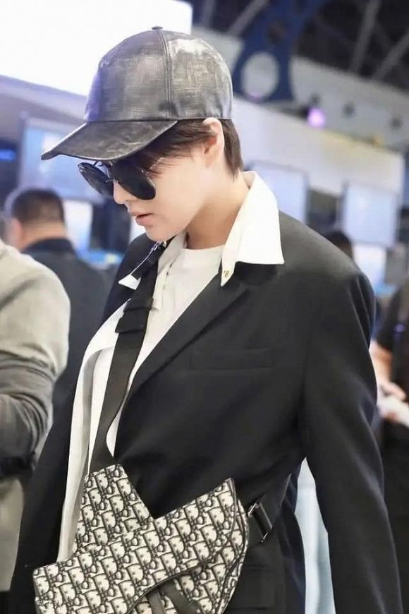 Trương Hinh Dư đầy khí chất với tóc tém, cùng style nam tính ở sân bay