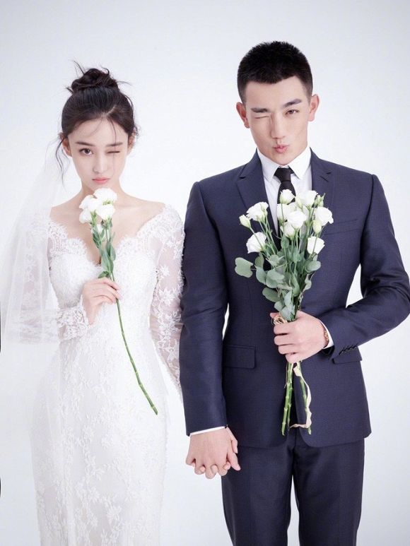 Trương Hinh Dư đầy khí chất với tóc tém, cùng style nam tính ở sân bay