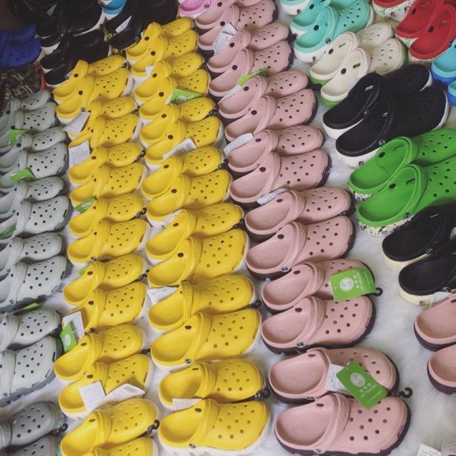 TS. Alex Kor cho biết không nên đi dép crocs quá 8-10 tiếng/ngày