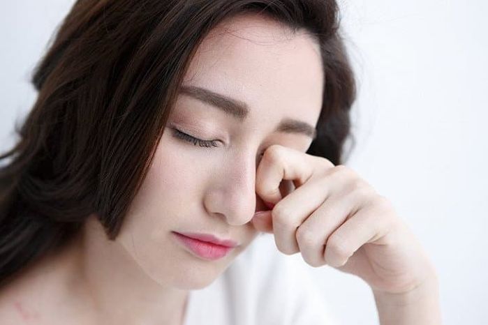 Để ngăn da lão hóa, chị em bỏ ngay thói quen dụi mắt, nhai kẹo cao su