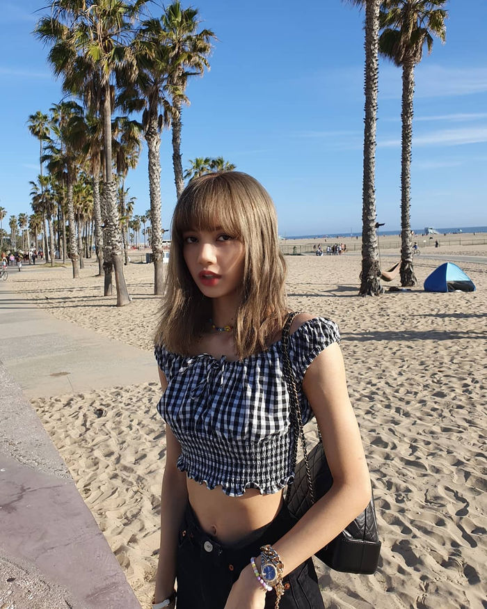 Tưởng không đắm đuối đồ hiệu, nhưng Lisa đeo phụ kiện toàn giá đắt đỏ