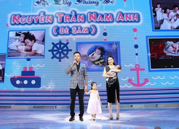 Vợ chồng Tuấn Hưng thoải mái khoe cận mặt con trai thứ 3 tròn 1 tháng