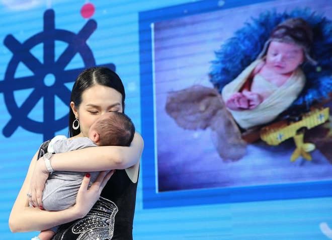 Vợ chồng Tuấn Hưng thoải mái khoe cận mặt con trai thứ 3 tròn 1 tháng