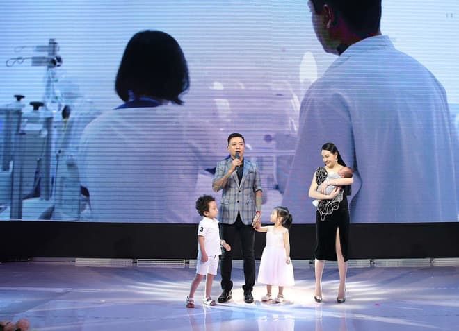 Vợ chồng Tuấn Hưng thoải mái khoe cận mặt con trai thứ 3 tròn 1 tháng