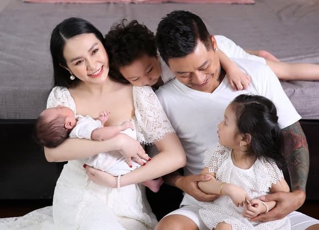 Vợ chồng Tuấn Hưng thoải mái khoe cận mặt con trai thứ 3 tròn 1 tháng