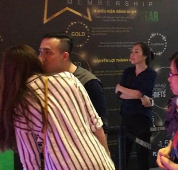 Vô tư âu yếm chốn đông người, Vbiz đâu chỉ có riêng Kim Lý - Hà Hồ
