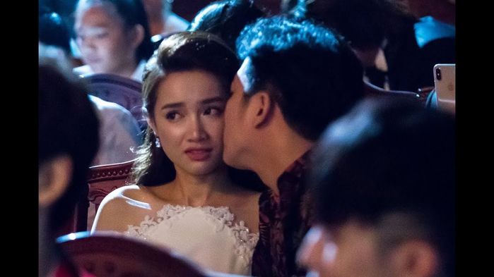 Vô tư âu yếm chốn đông người, Vbiz đâu chỉ có riêng Kim Lý - Hà Hồ