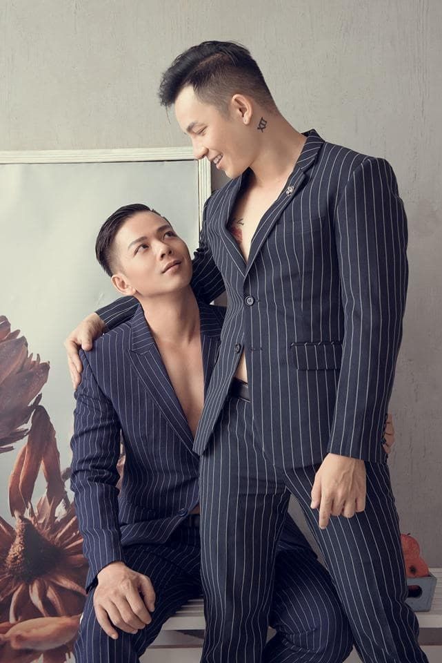 Xót xa cảnh mẹ khóc ngất, tình cũ cầm di ảnh Đức Hiền trong lễ tang