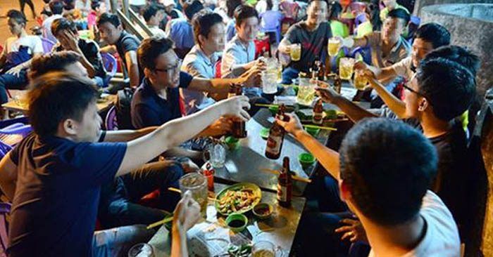 Theo nghị định CP, vợ bị phạt tiền vì cấm chồng tụ tập, gặp gỡ bạn bè