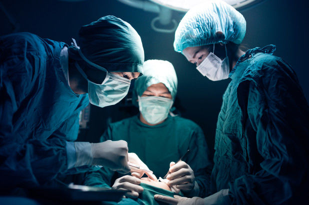 Em bé sở hữu vết sẹo lớn sau lưng vì chào đời hai lần