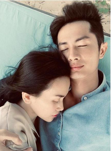 Sĩ Thanh sánh bước tình tứ trên thảm đỏ bên Huỳnh Phương