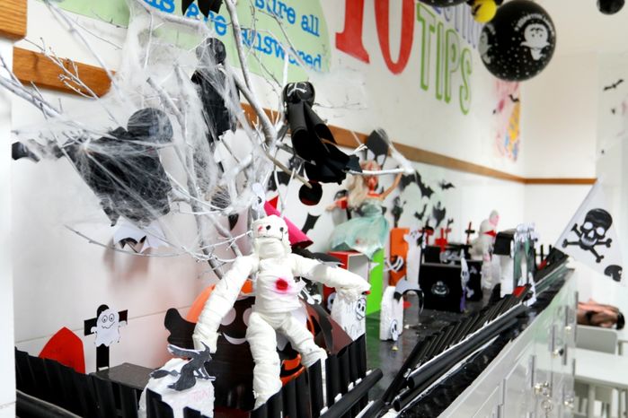9 ý tưởng trang trí Halloween cho lớp học siêu chất, siêu độc