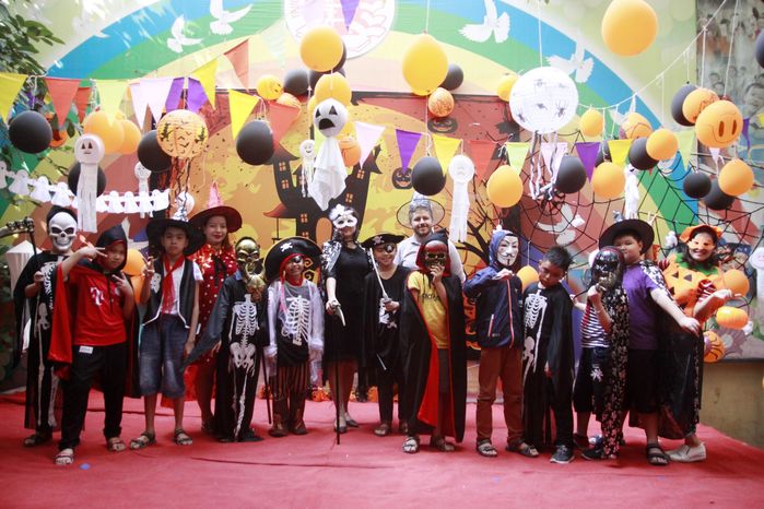 9 ý tưởng trang trí Halloween cho lớp học siêu chất, siêu độc