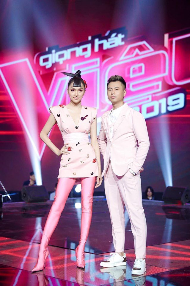 Ra MV mới cho học trò nhưng Hương Giang bị fan hú hét đòi bài