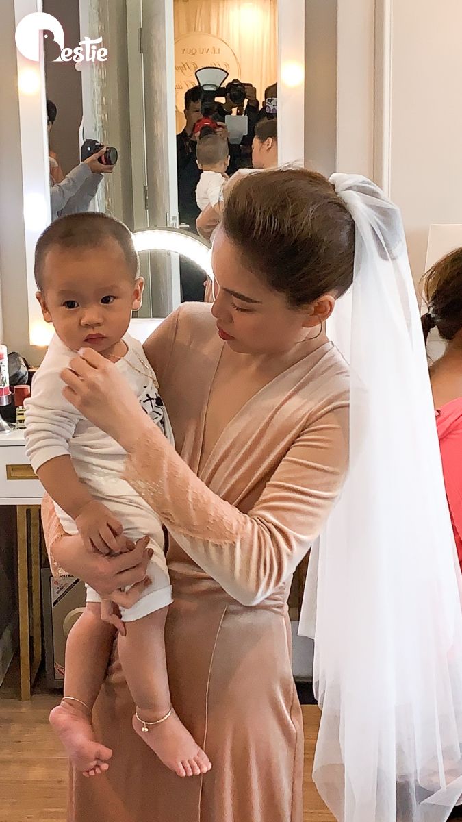 Giang Hồng Ngọc hạnh phúc trong lễ ăn hỏi bên ông xã