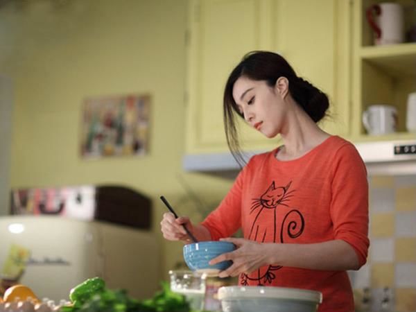 Đàn ông thường bị quyến rũ bởi cô gái đeo kính, tính cách hài hước