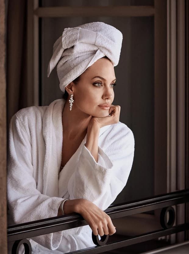 Angelina Jolie quay lại thời đỉnh cao, thần thái quý phái như nữ hoàng