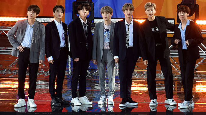 Ánh đèn sân khấu vừa tắt cũng là khi các idol BTS gục ngã vì mệt mỏi