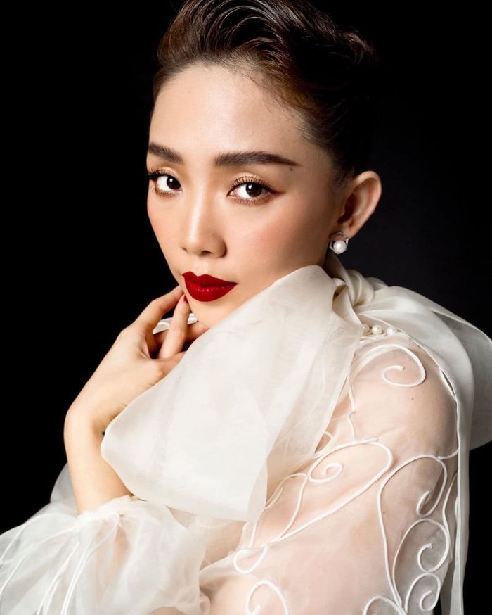 Bám sát nút Sơn Tùng M-TP, Chi Pu trên mặt trận Instagram là ai?