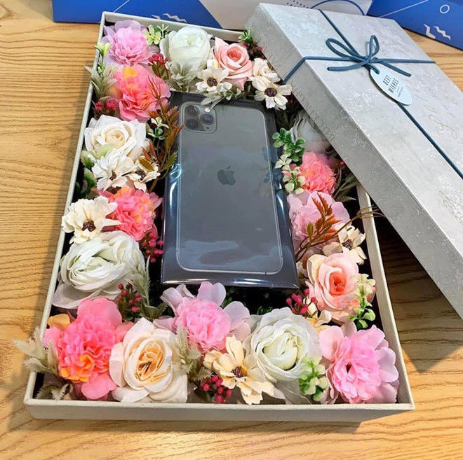 Bạn cùng bàn nhà người ta: Chi 60 triệu mua iPhone 11 tặng dịp 20/10