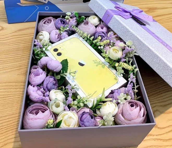 Bạn cùng bàn nhà người ta: Chi 60 triệu mua iPhone 11 tặng dịp 20/10