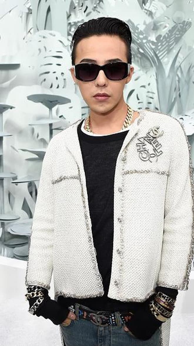 Bất chấp thời tiết lạnh, fan nhí chờ G-Dragon xuất ngũ từ 2 giờ sáng