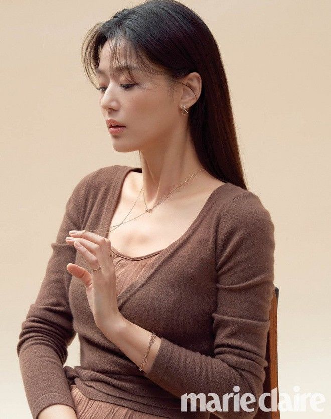 Bất ngờ cắt tóc mái, mợ chảnh Jeon Ji Hyun khoe nhan sắc đỉnh cao