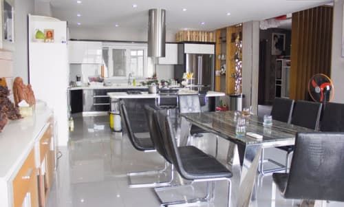 Bên trong biệt thự đắt giá - chốn đi về của NSƯT Kim Tử Long và vợ 3