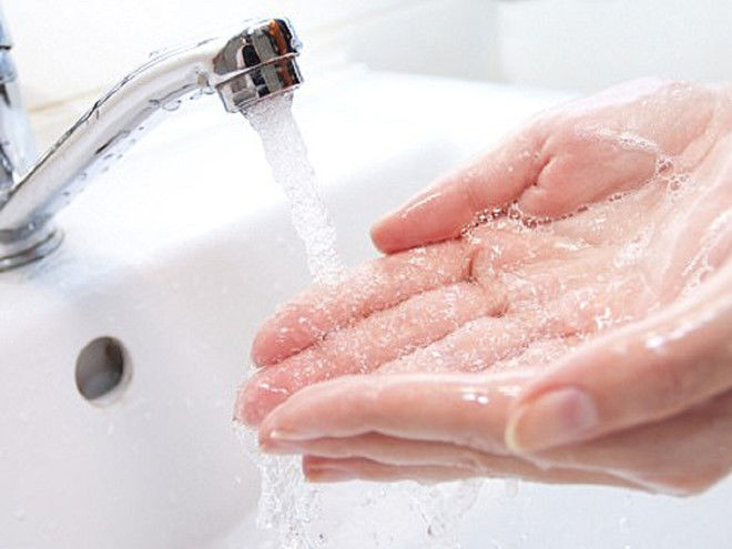 Bị mụn cóc, cô gái đi khám mới biết mình bị lây bệnh do đếm tiền nhiều