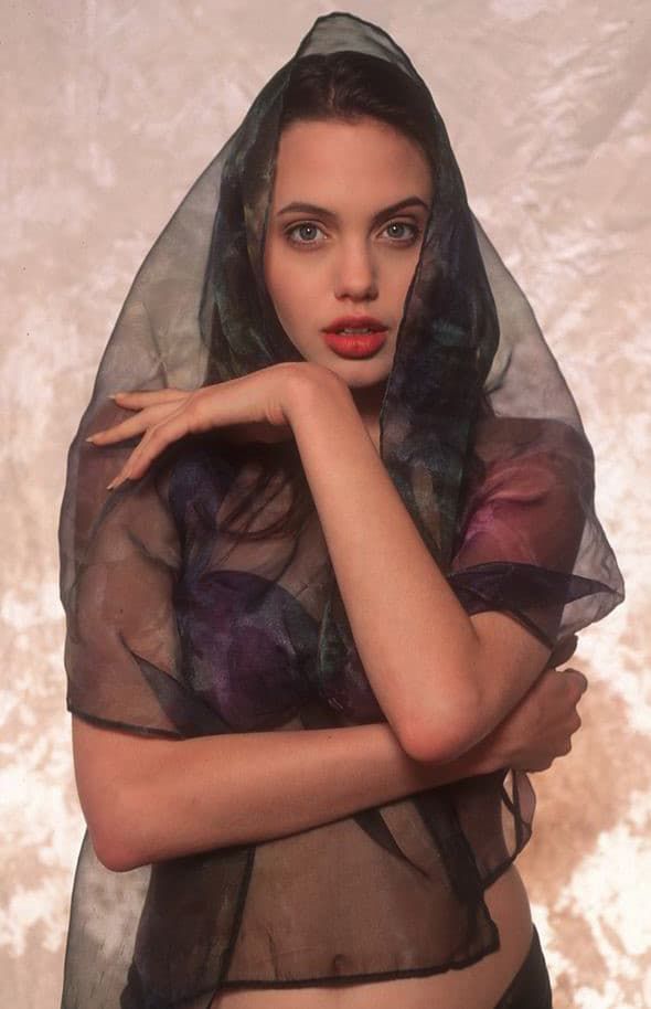 Bộ ảnh gợi cảm táo bạo của Tiên Hắc Ám Angelina Jolie ở tuổi 16