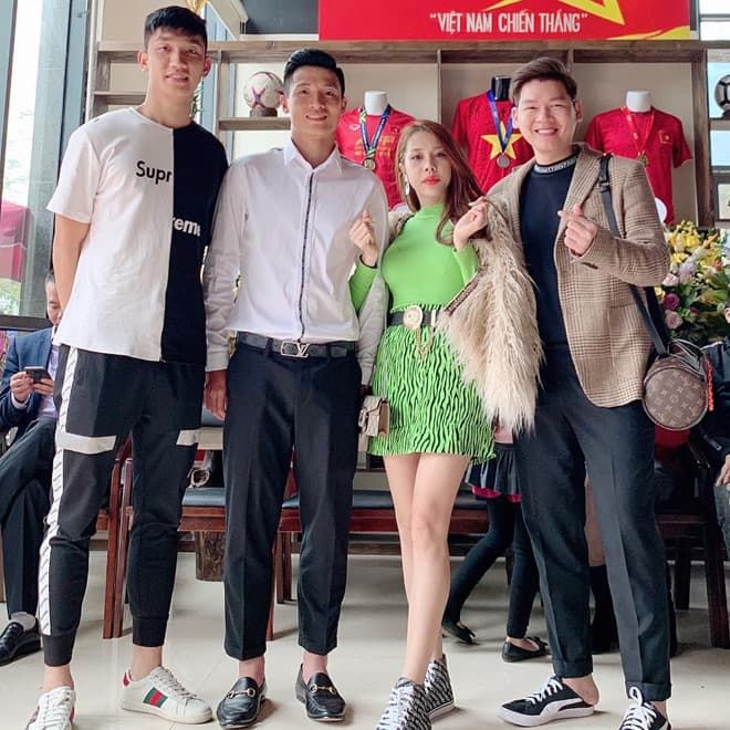 Bùi Tiến Dũng giày hơn 20 triệu vẫn thua Đoàn Văn Hậu