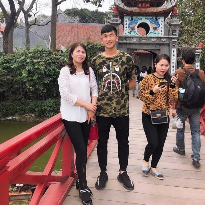 Bùi Tiến Dũng giày hơn 20 triệu vẫn thua Đoàn Văn Hậu