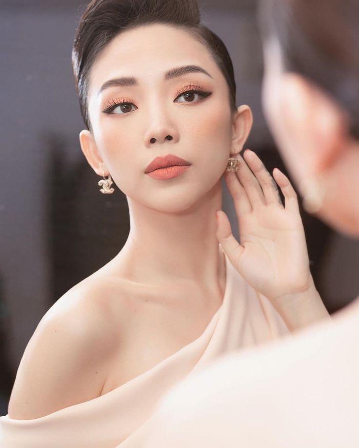 Lan Ngọc có áp đảo trong cuộc đua sao nữ có xương quai xanh đẹp nhất?