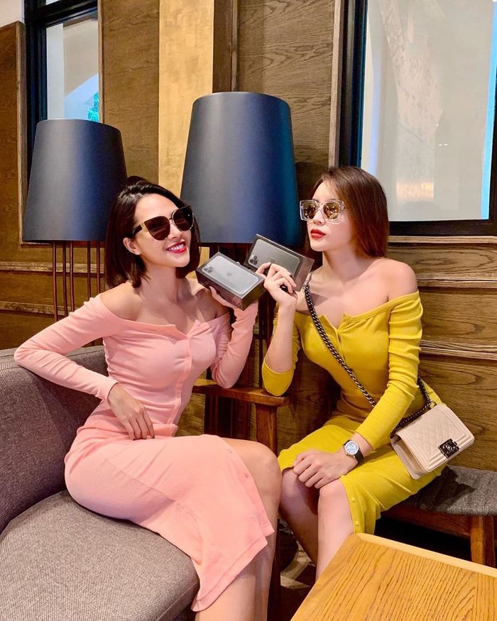Chị em chơi càng lâu càng giống nhau Vbiz mới có Ngọc Trinh - Diệu Nhi