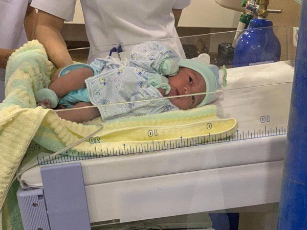 Cặp đôi đũa lệch khoe con trai đầu lòng: Gương mặt xinh xắn giống mẹ