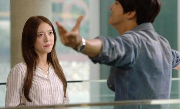 Chồng vung tiền tặng quà 20/10 cho đồng nghiệp về nhà chi li với vợ