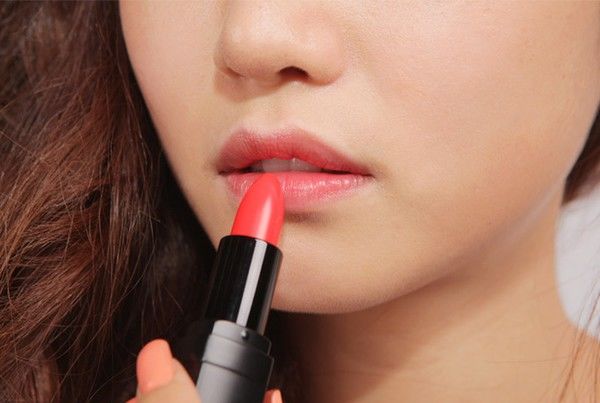 BS Da Liễu cảnh báo: Bôi son 3 lần/ngày có nguy cơ mắc lupus ban đỏ