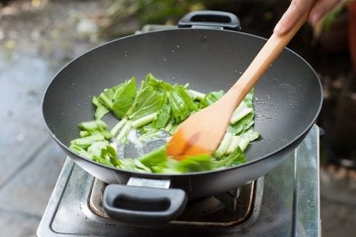 Chuyên gia dinh dưỡng: ăn rau để nguội dễ gây đau bụng, ợ hơi