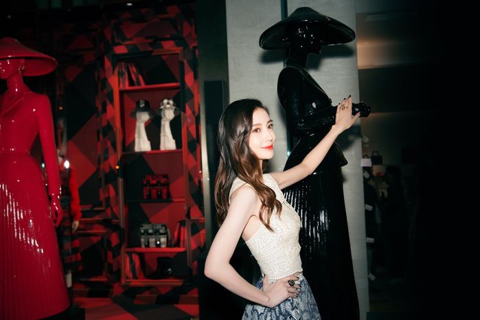 Cnet nghi Lưu Thi Thi giành hết tài nguyên của AngelaBaby